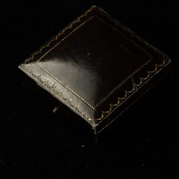 Horizontal Enchère French Art Nouveau Repoussé 18K Gold Chimera Brooch