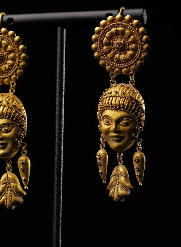 Horizontal Enchère Pair of Etruscan Revival Granulated Gold Mask Drop Earrings