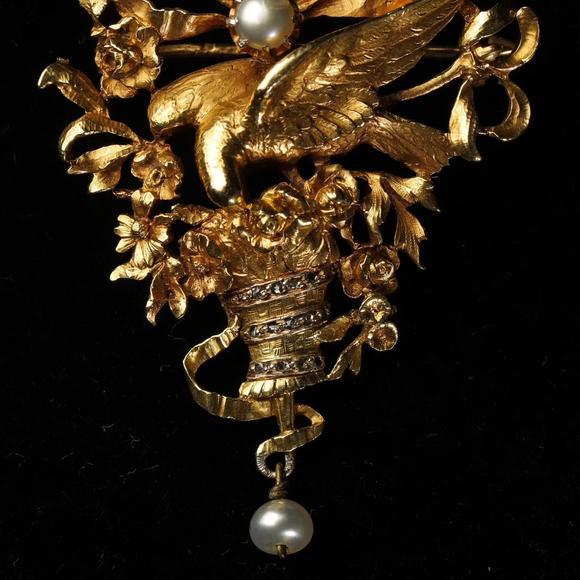 Horizontal Enchère French Art Nouveau Repoussé 18K Gold Dove Floral Basket Pearl Diamond Brooch