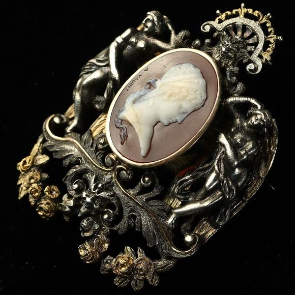 Horizontal Enchère Signed French Art Nouveau Bi-Metal Agate Cameo Brooch