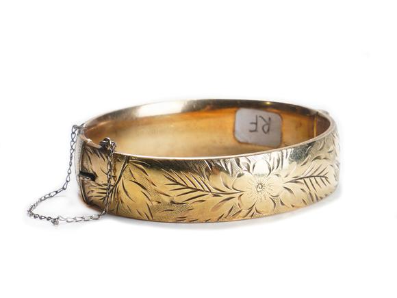Horizontal Enchère Gold Chiseled Floral-Patterned Bangle
