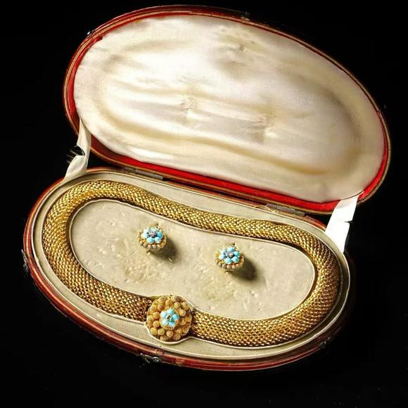 Horizontal Enchère Georgian French Bespoke Etruscan Revival Granulated Gold Parure (Necklace & Earrings)