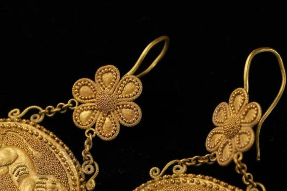 Horizontal Enchère A Pair of Roman Imperial Granulated Gold Lion-Embossed Tassel Earrings, Circa