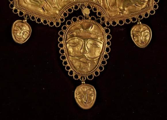 Horizontal Enchère Magnificent Achaemenid Persian Repoussé Gold Figural Collar Necklace