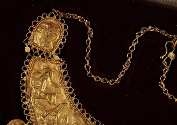 Horizontal Enchère Magnificent Achaemenid Persian Repoussé Gold Figural Collar Necklace