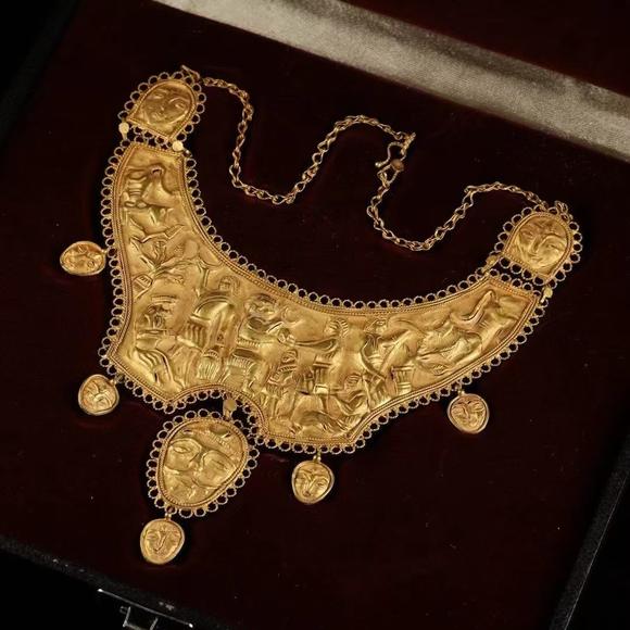 Horizontal Enchère Magnificent Achaemenid Persian Repoussé Gold Figural Collar Necklace