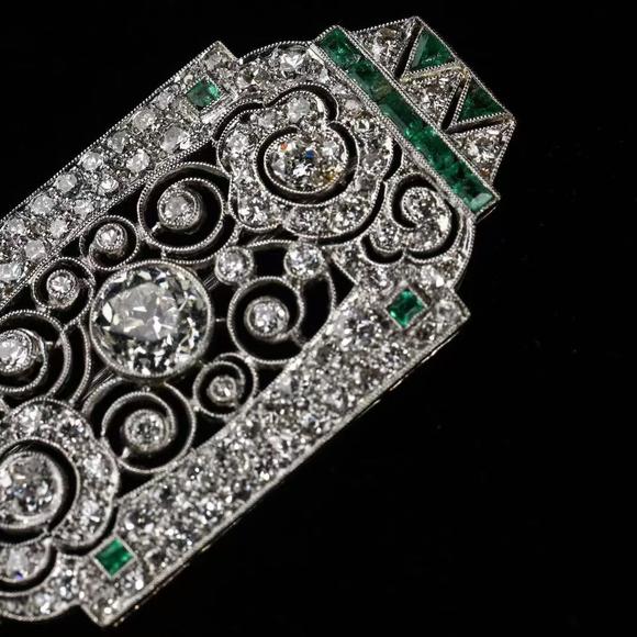 Horizontal Enchère Magnificent Art Deco Platinum Diamond & Emerald Openwork Plaque Brooch