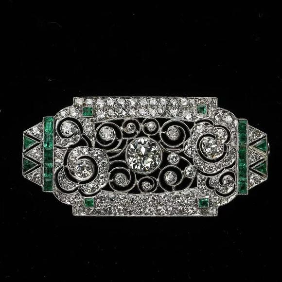 Horizontal Enchère Magnificent Art Deco Platinum Diamond & Emerald Openwork Plaque Brooch