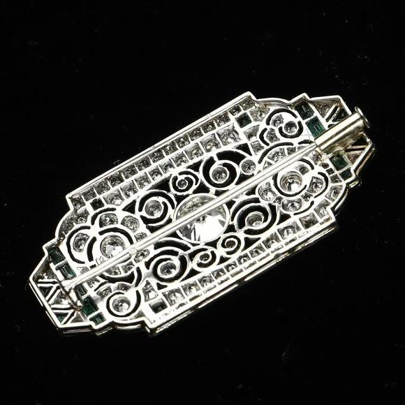 Horizontal Enchère Magnificent Art Deco Platinum Diamond & Emerald Openwork Plaque Brooch