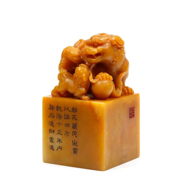 弘楊株式會社壽山田黃石雕太獅少獅鈕印章