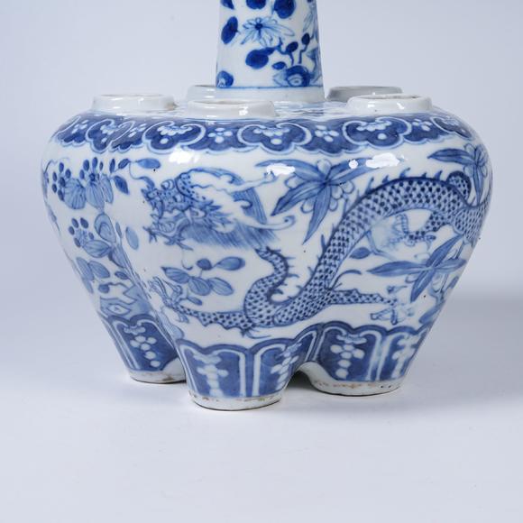 弘楊株式會(huì)社青花穿花龍紋五孔蒜頭瓶
