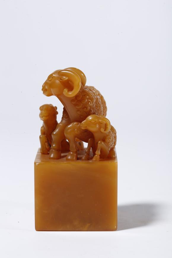 弘楊株式會(huì)社壽山田黃石雕三羊開(kāi)泰鈕印章