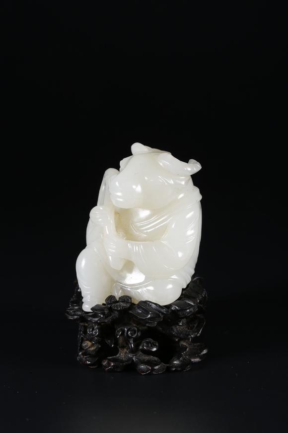 弘楊株式會(huì)社和田玉雕牛形擺件