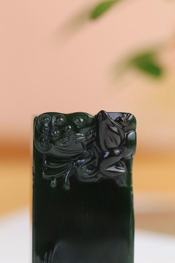 北京唐潮拍賣有限公司荷韻·呱呱來(lái)財(cái)精品和田玉碧玉掛件