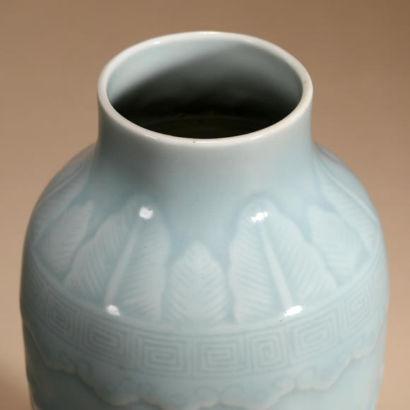 三杉美術(shù)清雍正 天藍釉模印花卉紋瓶