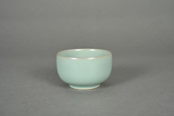 三杉美術粉青釉開片臥足茶盞