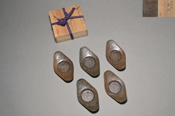三杉美術(shù)帶銘文錫茶托五客