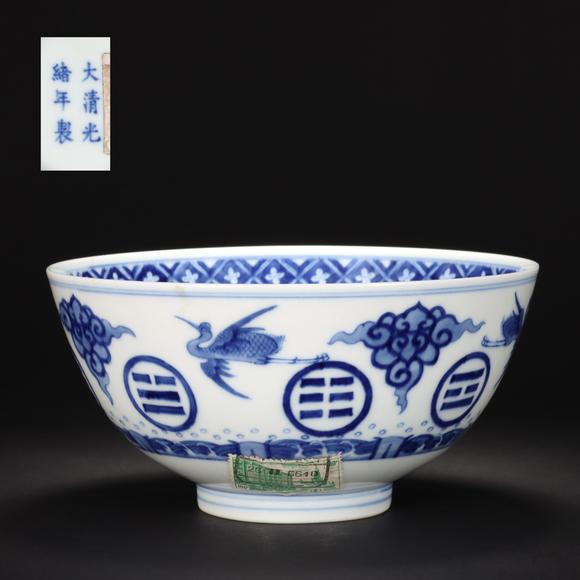 東京共成拍賣大清光緒年製青花雲(yún)鶴八卦碗