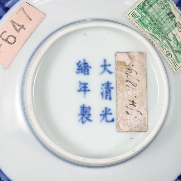東京共成拍賣大清光緒年製青花雲(yún)鶴八卦碗