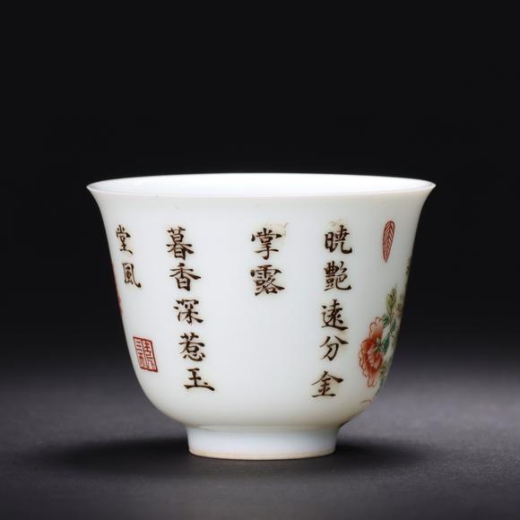東京共成拍賣清康熙花卉詩(shī)文杯