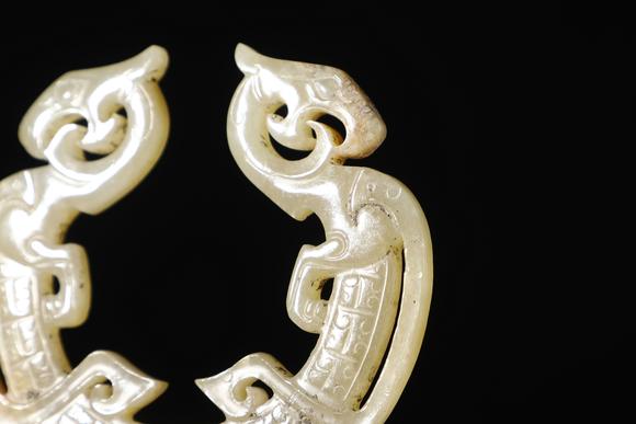 TrésOrs de ParisOrnement en jade chinois ancien ajouré à dragon et phénix, 8–3 av. J.-C.