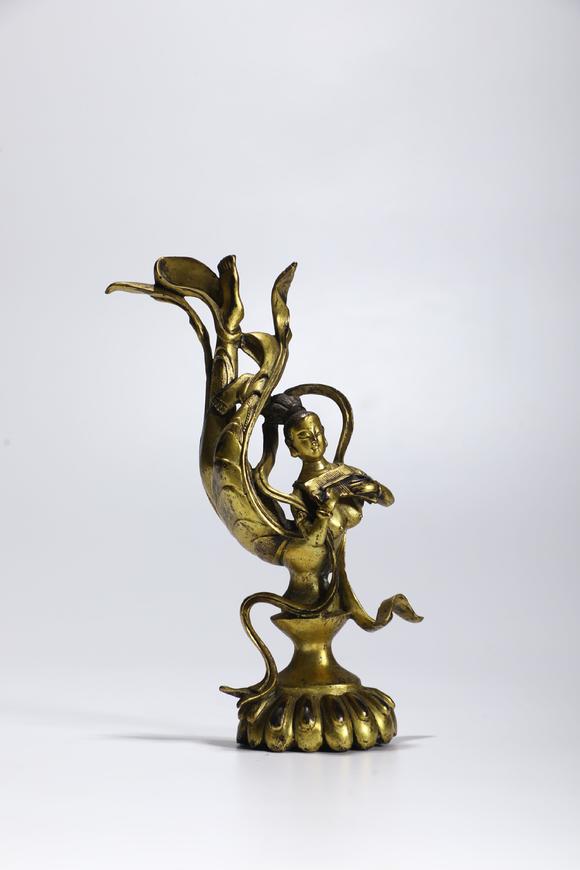 TrésOrs de ParisOrnement chinois ancien d’Apsara volante en bronze doré, 17–19 s.