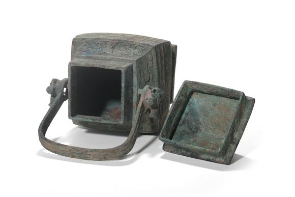 TrésOrs de ParisHu carré en bronze à anse mobile, décor de dragons, 16–11 siècles av. J.-C.