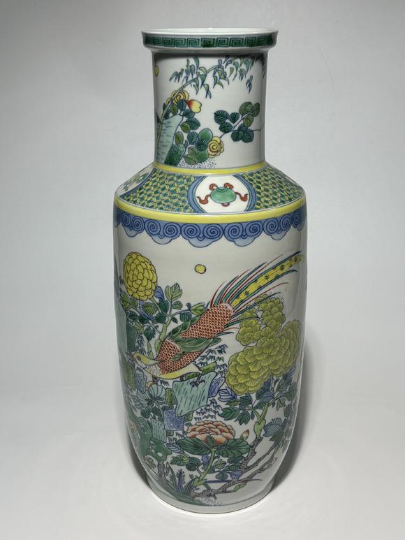 TrésOrs de ParisVase cylindrique doucai à faisan et fleurs saisonnières, 18–19 siècle