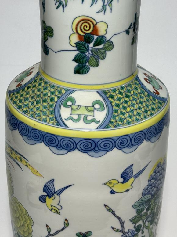 TrésOrs de ParisVase cylindrique doucai à faisan et fleurs saisonnières, 18–19 siècle
