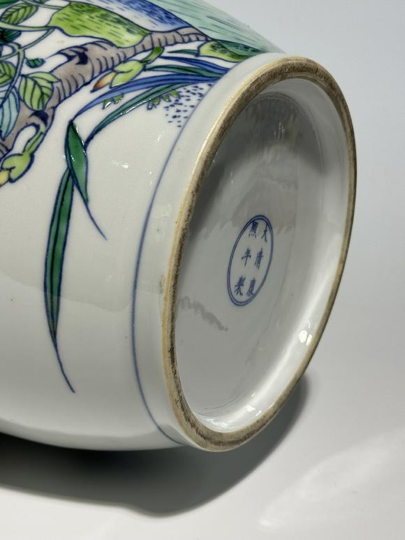 TrésOrs de ParisVase cylindrique doucai à faisan et fleurs saisonnières, 18–19 siècle