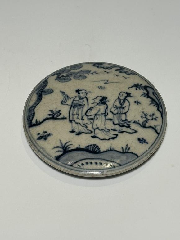 TrésOrs de ParisCouvercle rond bleu à personnages, 17–18 siècle