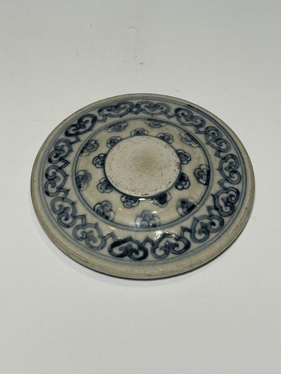 TrésOrs de ParisCouvercle rond bleu à personnages, 17–18 siècle