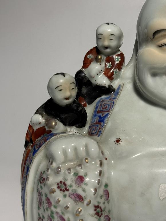 TrésOrs de ParisStatuette de Budai avec cinq enfants famille rose, 19–20 siècle