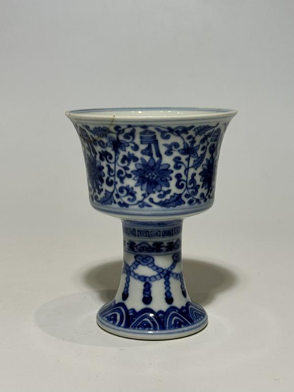 TrésOrs de ParisCoupe haute bleu à fleurs et symboles bouddhiques, 18 siècle