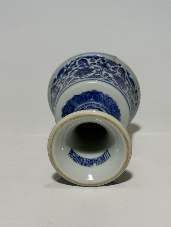 TrésOrs de ParisCoupe haute bleu à fleurs et symboles bouddhiques, 18 siècle