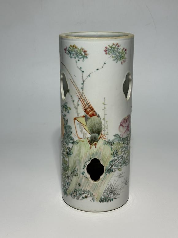 TrésOrs de ParisChapeau cylindrique perforé famille rose à oiseau sur rocher et fleurs, 19–20 siècle
