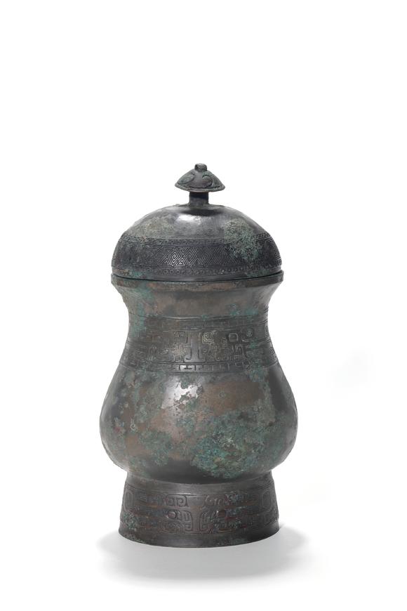 TrésOrs de ParisVase zhi en bronze avec couvercle à bouton, gravures de motifs géométriques, 16–11 siècles av. J.-C.