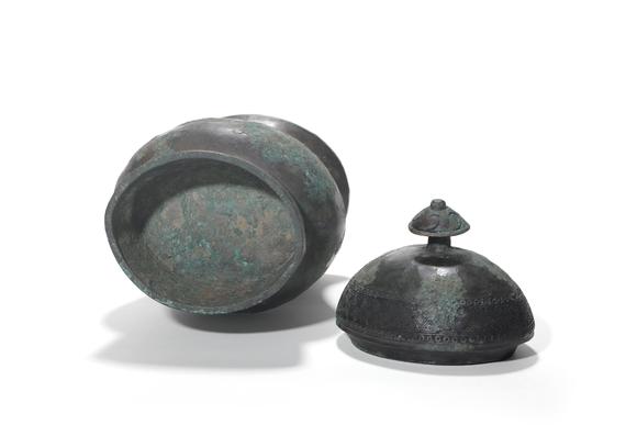 TrésOrs de ParisVase zhi en bronze avec couvercle à bouton, gravures de motifs géométriques, 16–11 siècles av. J.-C.