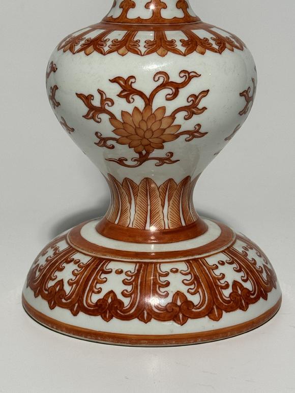 TrésOrs de ParisVase à étages double gourde décoré en rouge de fer de lotus enroulés et frises géométriques, 18–19 siècle