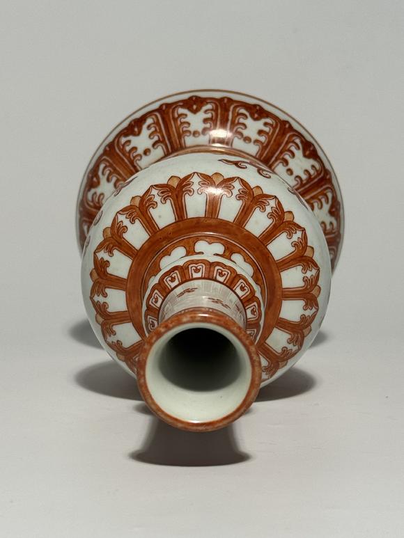 TrésOrs de ParisVase à étages double gourde décoré en rouge de fer de lotus enroulés et frises géométriques, 18–19 siècle
