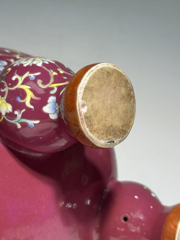 TrésOrs de ParisGrand br?leur tripode famille rose sur fond pourpre aux huit symboles, 18 siècle