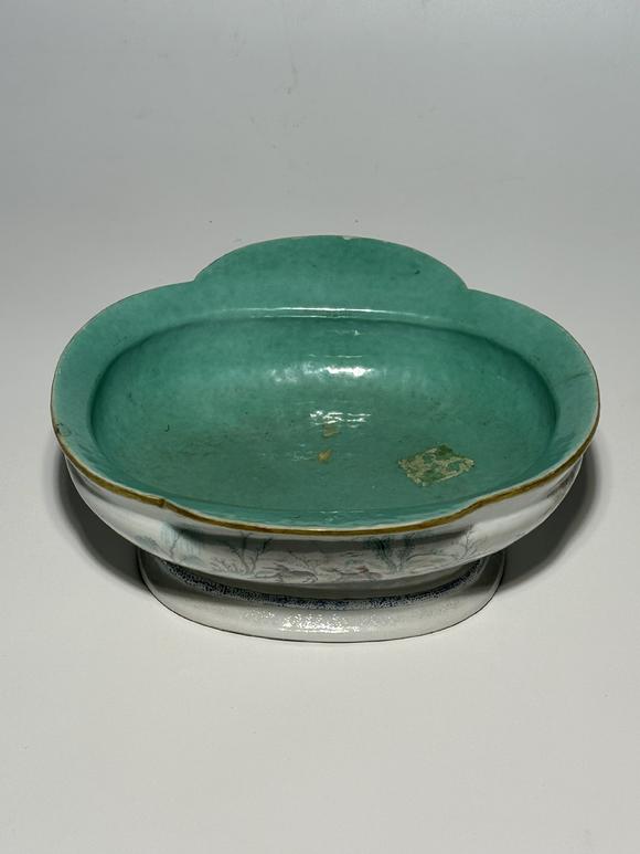 TrésOrs de ParisBol ovale à fond turquoise à paysage famille verte, 19–20 siècle