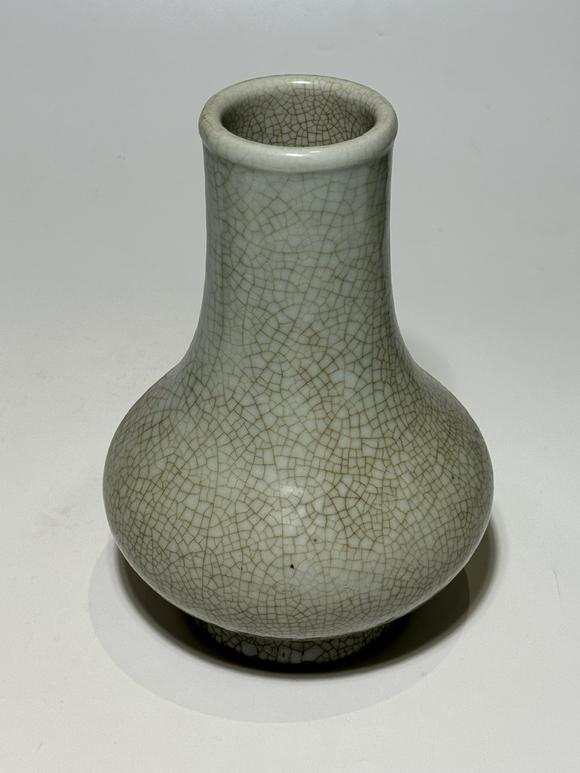 TrésOrs de ParisVase à ventouse céladon craquelé imitation Ge, 18–19 siècle