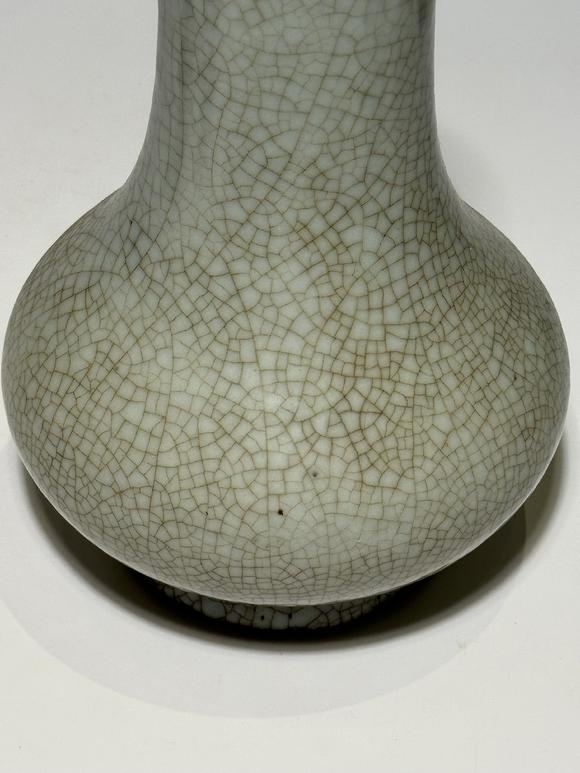 TrésOrs de ParisVase à ventouse céladon craquelé imitation Ge, 18–19 siècle