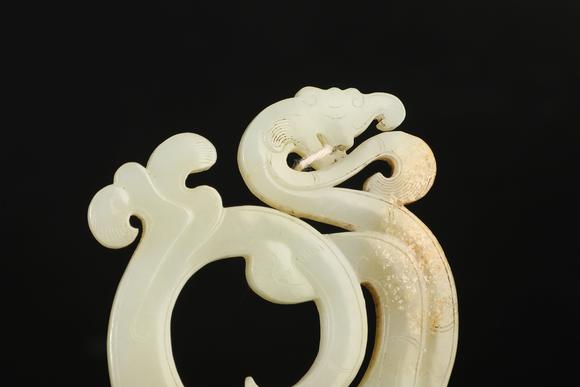 TrésOrs de ParisOrnement circulaire à dragon enroulé en jade chinois ancien, 2 av. J.-C.–3 s.