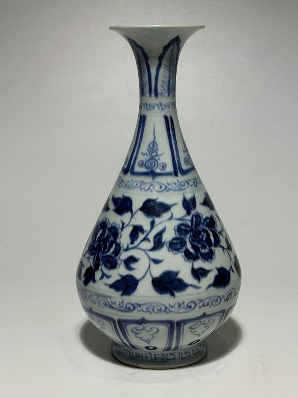 TrésOrs de ParisVase Yuhuchun bleu à pivoines, 13–14 siècle