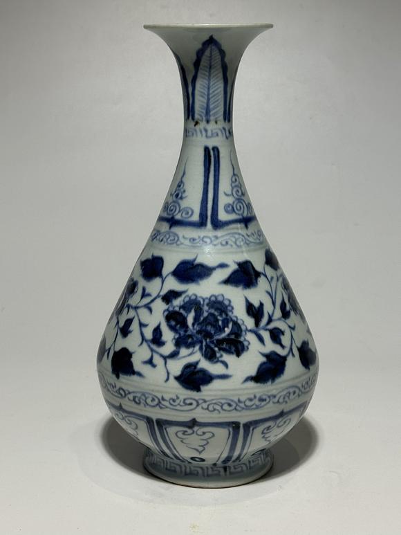 TrésOrs de ParisVase Yuhuchun bleu à pivoines, 13–14 siècle