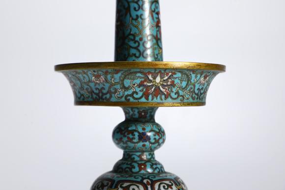 TrésOrs de ParisPaire de bougeoirs cloisonnés chinois anciens, 18–19 s.