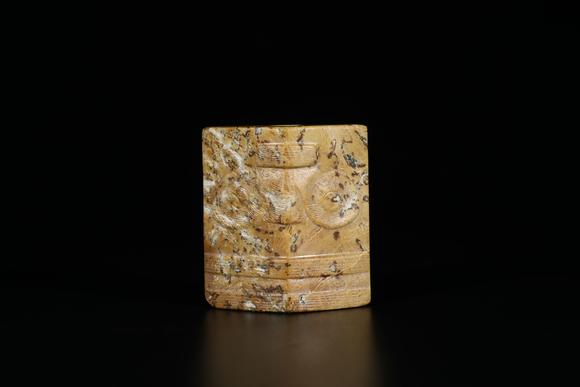 TrésOrs de ParisCong en jade chinois ancien à masques de taotie, 33–23 av. J.-C.