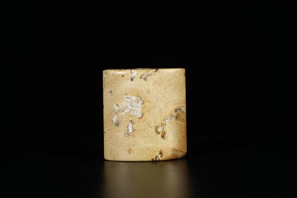 TrésOrs de ParisCong en jade chinois ancien à masques de taotie, 33–23 av. J.-C.